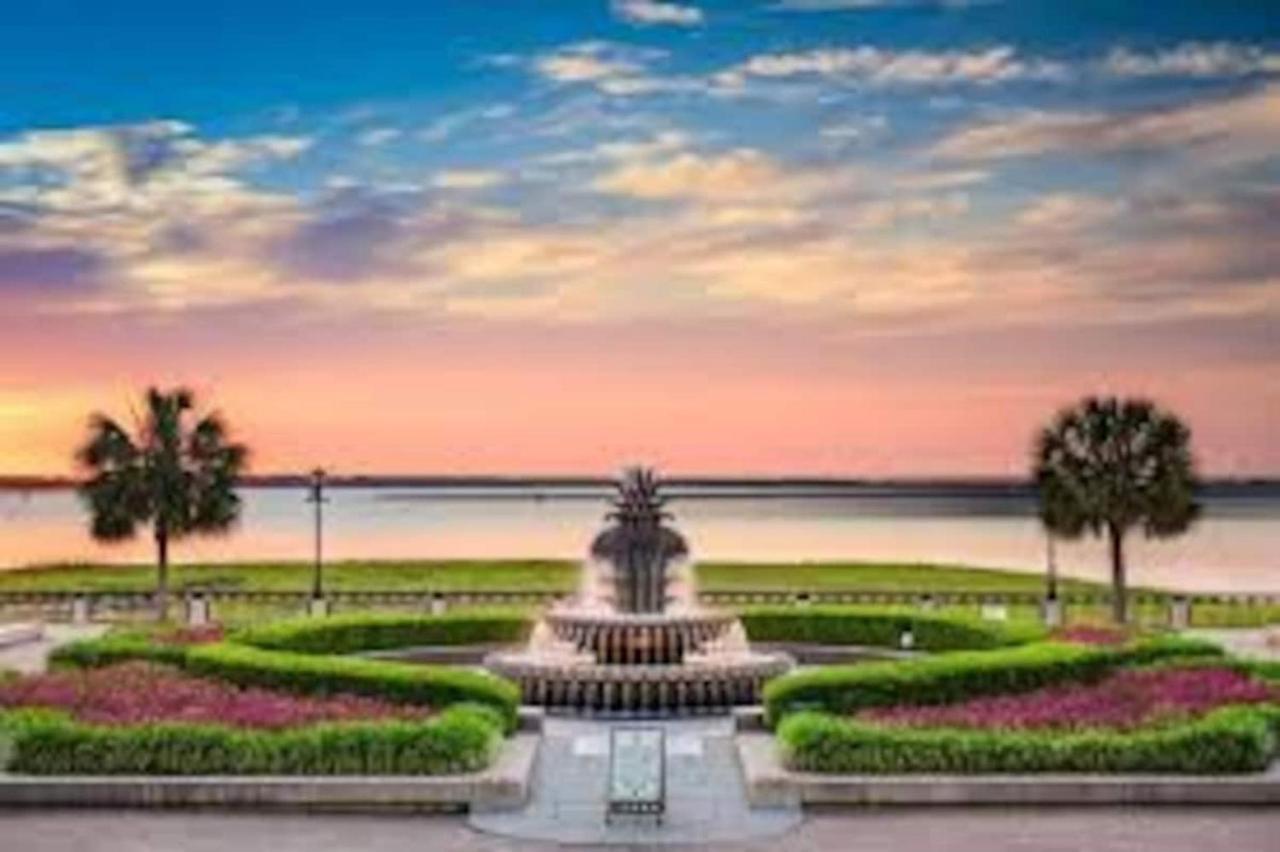 ☆Live On The Water! Lake Palmetto Palm W/ Patio - 10Min To Downtown & Beaches☆ Charleston Dış mekan fotoğraf